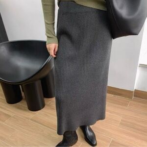 Uniqlo Dark Grey Knit Pencil Midi Skirt – Size S, Excellent Condition